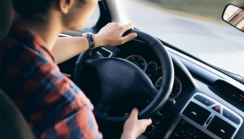 Mann am Lenkrad seines Autos